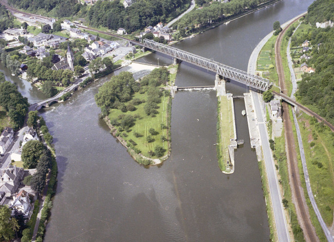 Anseremme. Ecluse sur la Meuse.