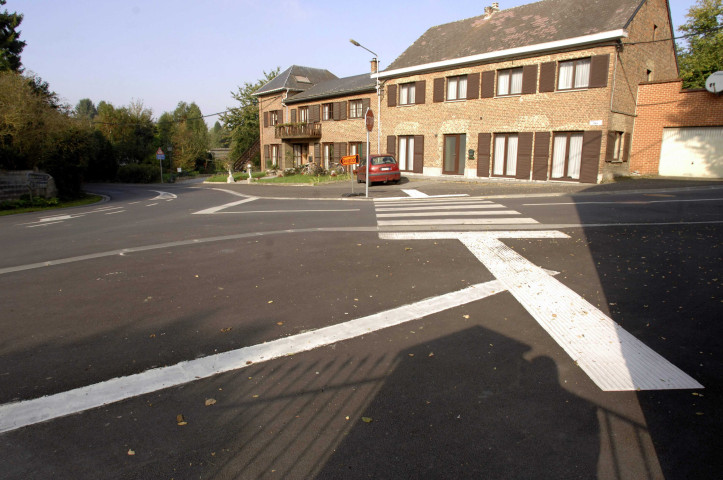 Braives. Voiries et stationnement de véhicules.