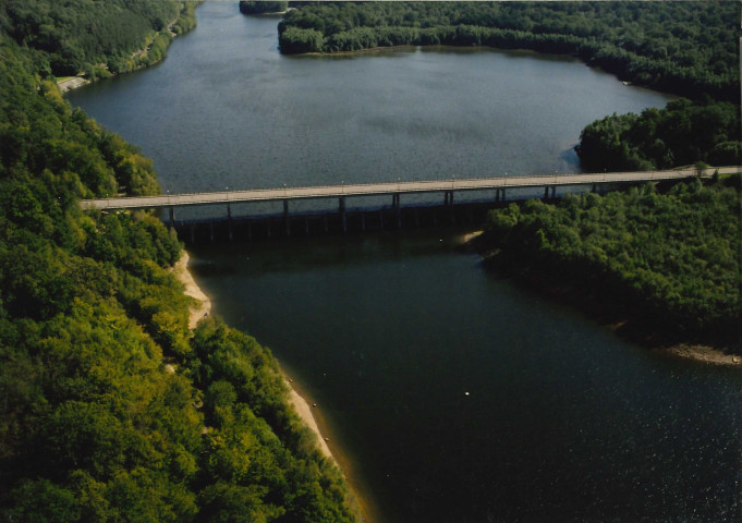 Cerfontaine. Pré-barrage du Ry Jaune.