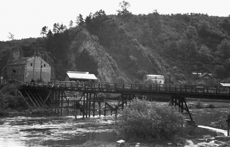 Comblain-au-Pont. Pont provisoire sur l'Ourthe (route n° 33 Liège-Vielsalm)..