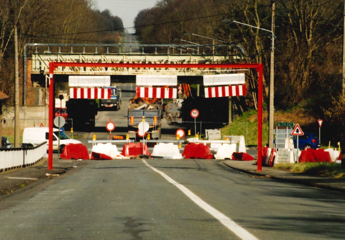 Saint-Ghislain. Tertre. Démolition d'un ancien pont entre Nimy et Blaton sur le canal à 1350 tonnes.