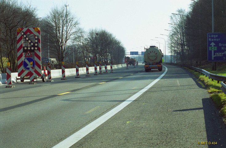 Charleroi. Gosselies. E42. Chantier de dégagement de la berne centrale. Future mise à trois bandes.