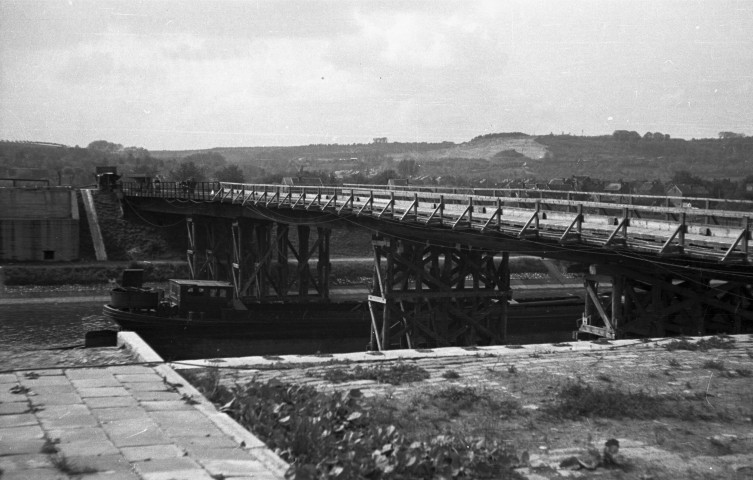 Haccourt. Pont provisoire sur le Canal Albert.