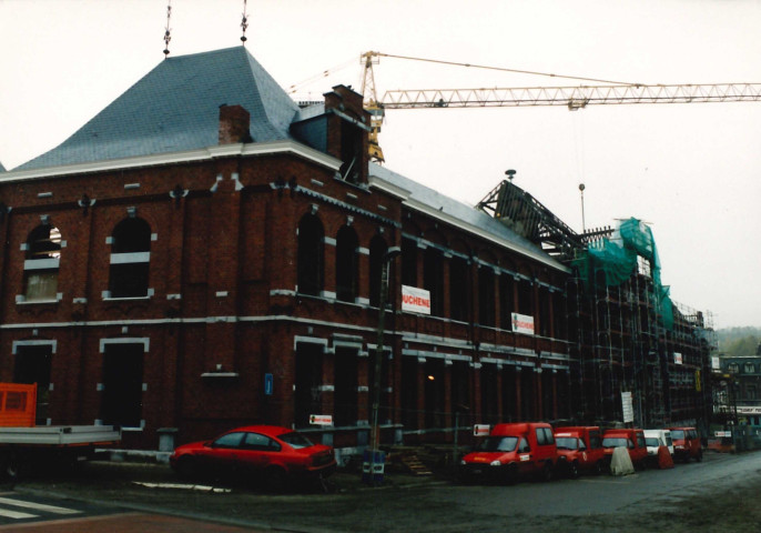 Ans. Visite par M. le Ministre Daerden du chantier de la place Nicolaï. Restauration de la maison communale.