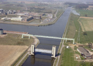 Seneffe. Canal Bruxelles-Charleroi et château.