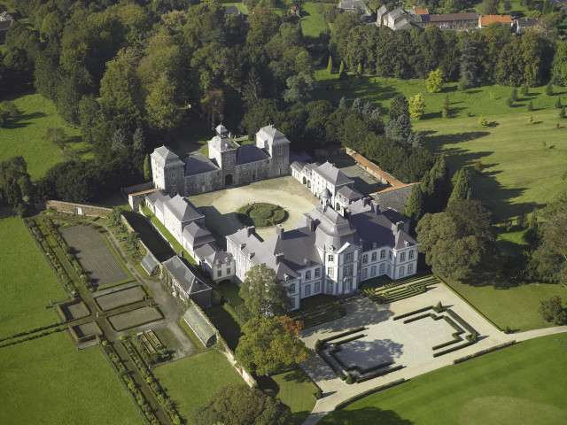 Fernelmont. Château.