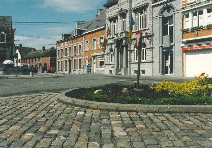 Merbes-Le-Château. Place communale. Aménagements paysagers.