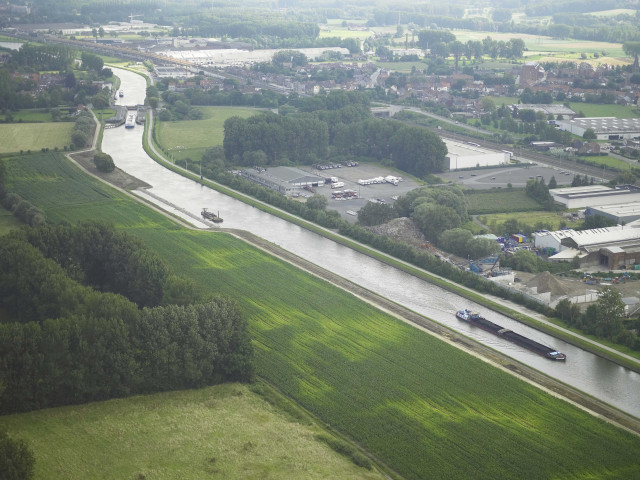 Halle. Péniche sur le canal Charleroi-Bruxelles. Ecluse.