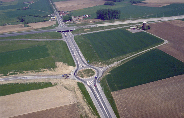 Ghislenghien. Berme centrale discontinue et rond-point.