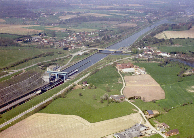 Ronquières. Canal Bruxelles-Charleroi.