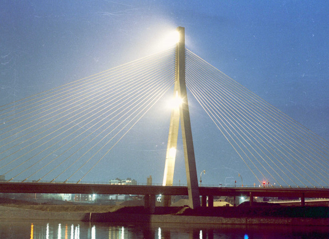 Wandre. Pont vu de nuit.