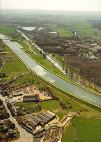 Mons. Pont d'Havré, sur l'ancien canal A 300 T et passerelle piétonne.