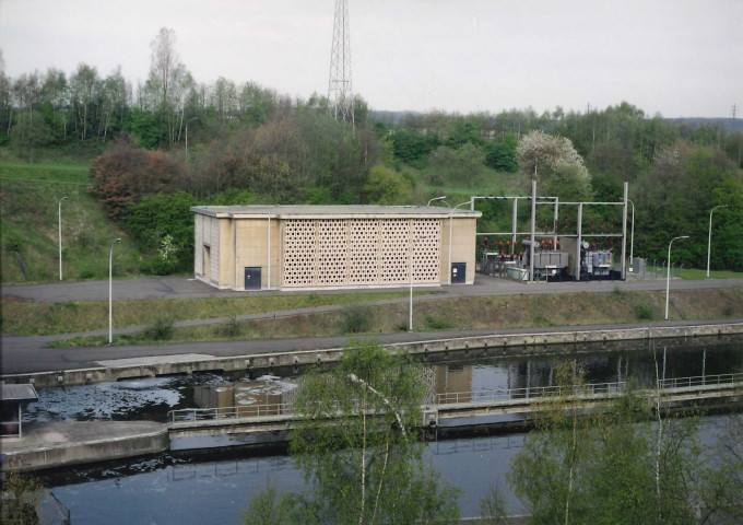 Braine l'Alleud. Plan incliné de Ronquières. Ensemble de la centrale électrique. Acheminement d'un bac avec un bateau.