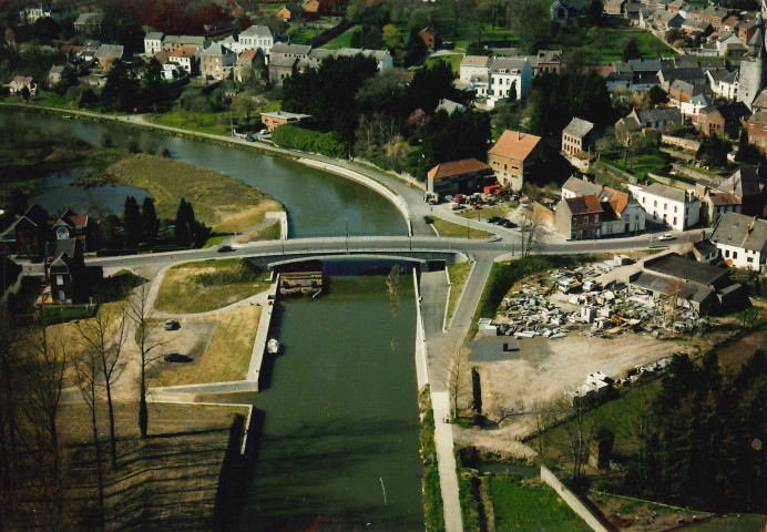Merbes-le-Château. Haute Sambre. Nouveau pont-route sur la Sambre. L'après chantier.
