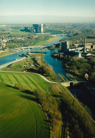 Le Roeulx. Pont-levis et écluse sur le canal à 300 tonnes.