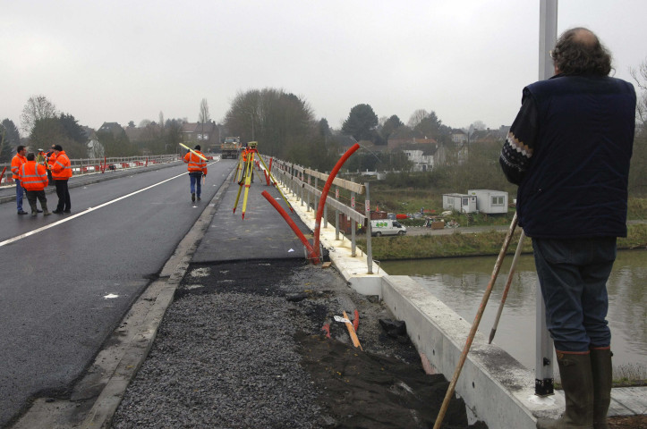 Pont à Celles. Canal Charleroi-Bruxelles. Mise en charge du nouveau pont.