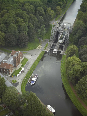 La Louvière. Houdeng-Aimeries. Vues aériennes du canal du Centre.