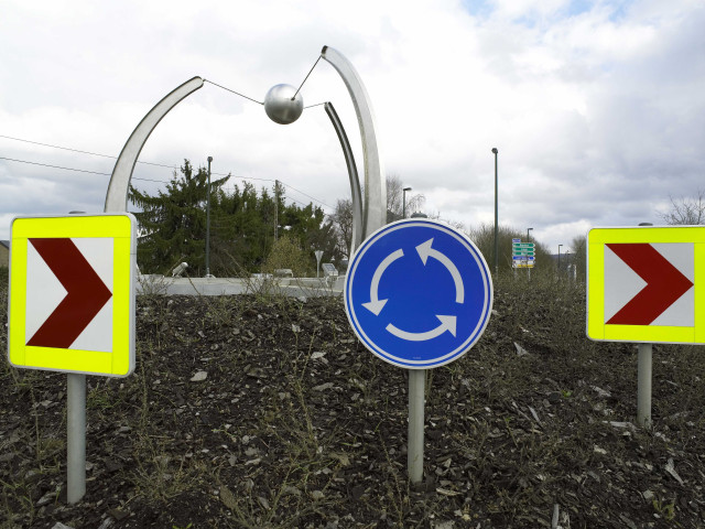 Aubange. Giratoire "Pôle européen de développement". Sphère en métal.