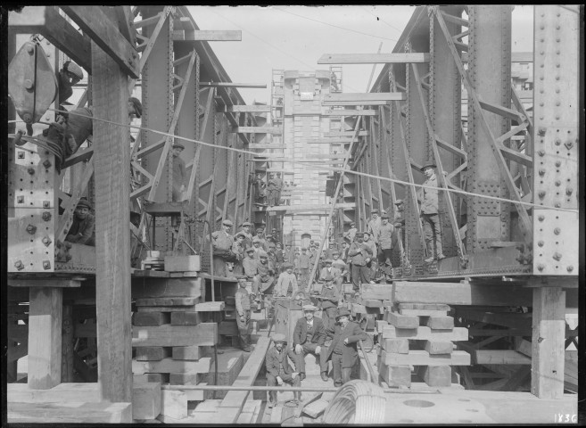 Houdeng-Aimeries. Montage de l'ascenseur n° 2 sur le Canal du Centre.