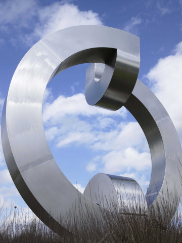 Marche-en-Famenne. Giratoire "du Carmel". Anneau en acier inox.