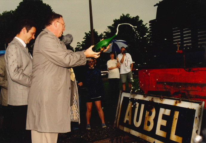 Aubel. Installation par M. Lebrun d'une locomotive à vapeur à l'emplacement de l'ancienne gare.