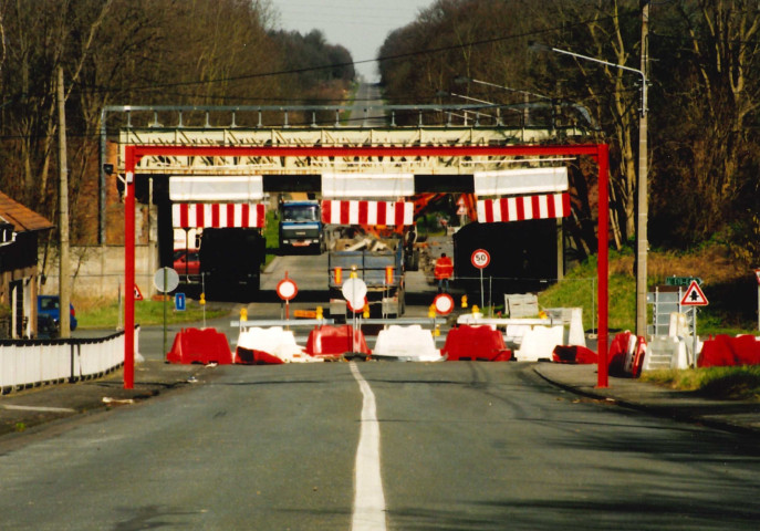 Saint-Ghislain. Tertre. Démolition d'un ancien pont entre Nimy et Blaton sur le canal à 1350 tonnes.