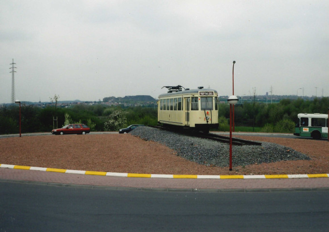 Châtelet. Châtelineau. Chaussée de Gilly. Giratoire "du Cora" avec tram.