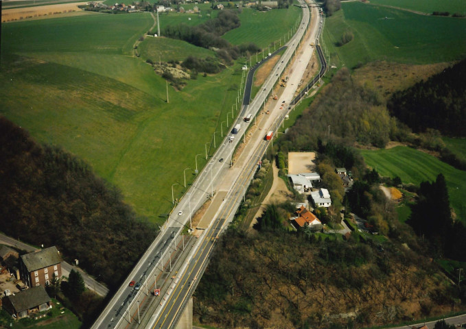 Grâce-Hollogne. Horion-Hozémont. Mise à trois bandes de l'E42 à hauteur des parkings.