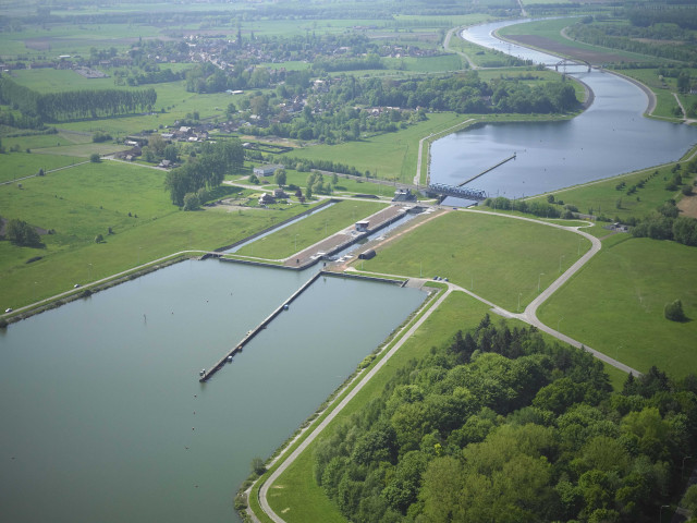 Bernissart. Harchies. Ecluse du canal Nimy-Blaton-Péronnes.