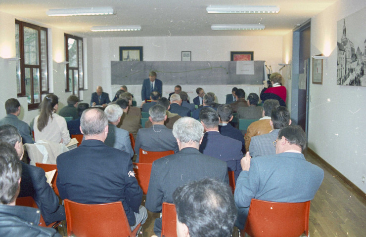 Les Bons Villers, Loverval, Fleurus et Rèves. Visites et conférence de presse de Jean-Pierre Grafé, ministre des Travaux publics.