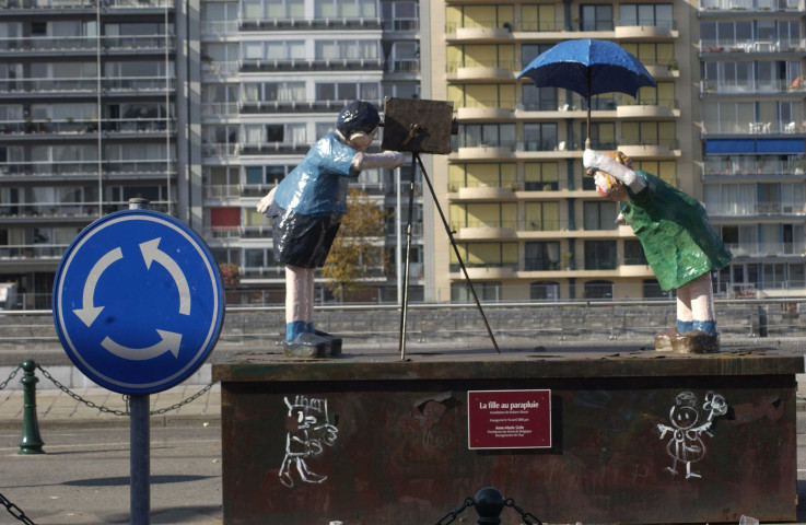 Huy. Centre-ville. Rond-point des Arts. Statue de la fille au parapluie.