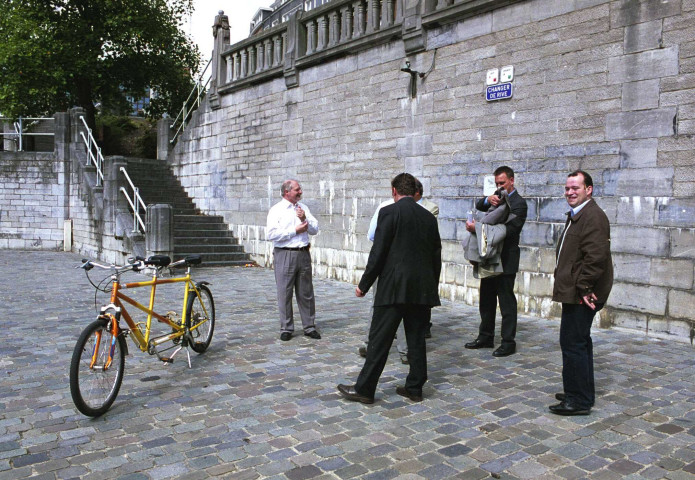 Namur. Semaine de la mobilité. Monsieur le ministre sur un tandem.