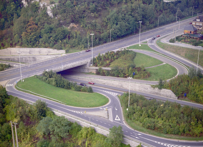 Echangeur routier sur la rive droite de la Meuse, au pied du pont des Grands-Malades.