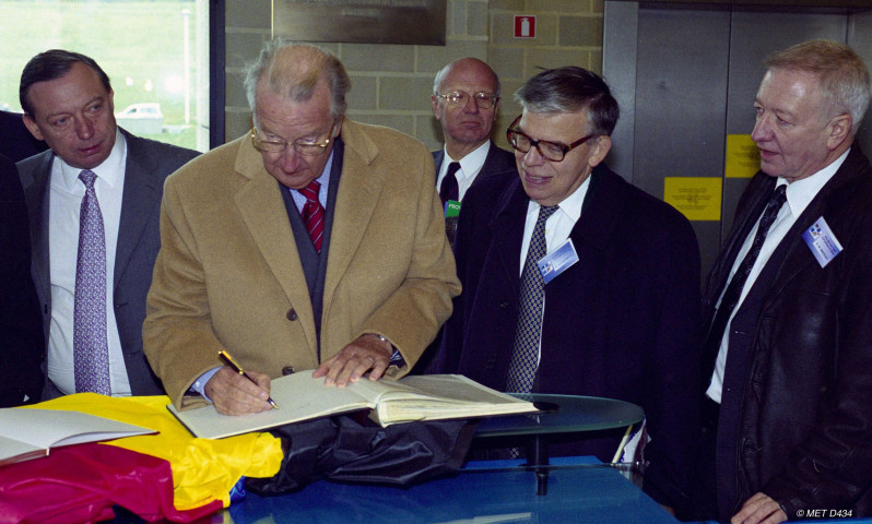 Signature du livre d'or par Sa Majesté le Roi.