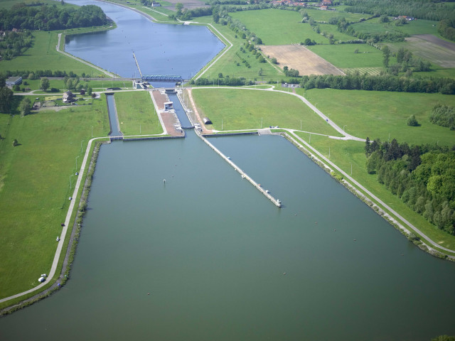 Bernissart. Harchies. Ecluse du canal Nimy-Blaton-Péronnes.