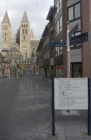 Tournai. A8. Panneaux d'informations touristiques: "zone piétonnière de la grand-place".
