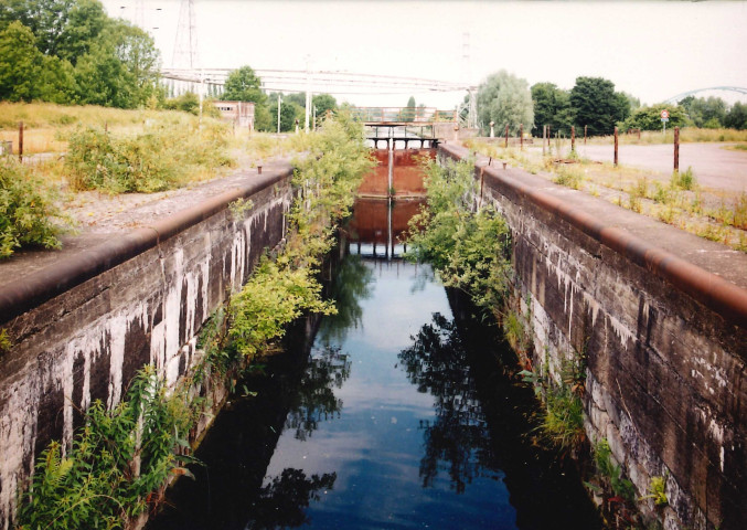 Le Roeulx. Ville-sur-Haine. Vieille écluse désaffectée sur le canal (300 tonnes).