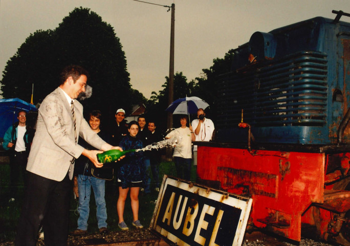 Aubel. Installation par M. Lebrun d'une locomotive à vapeur à l'emplacement de l'ancienne gare.