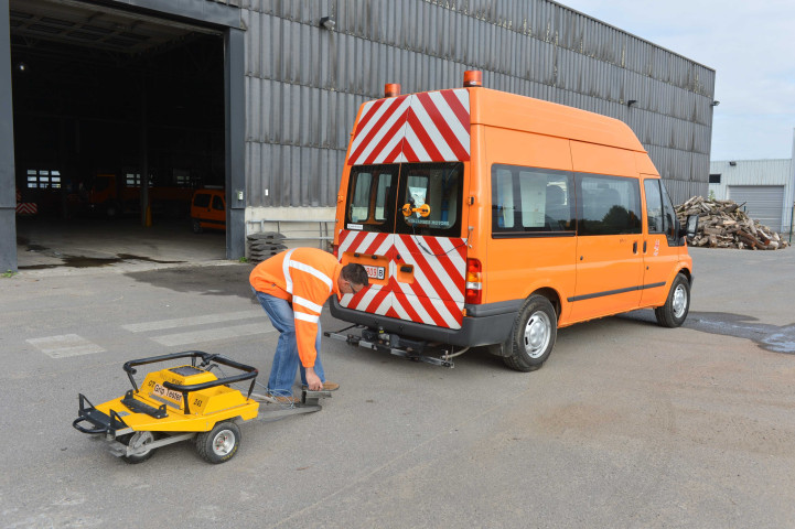 Nivelles. Régie des routes. Présentation du matériel roulant. Remorque "Grip tester".