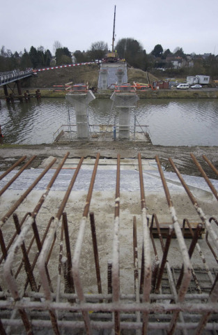 Pont à Celles. Canal Charleroi-Bruxelles. Pose des traverses par-dessus le canal.