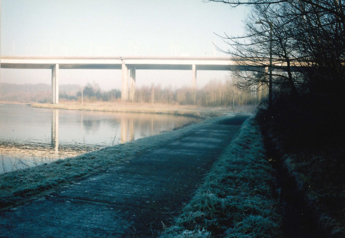 Pont-à-Celles. Viesville. E42. Viaduc au-dessus du canal Charleroi-Bruxelles.