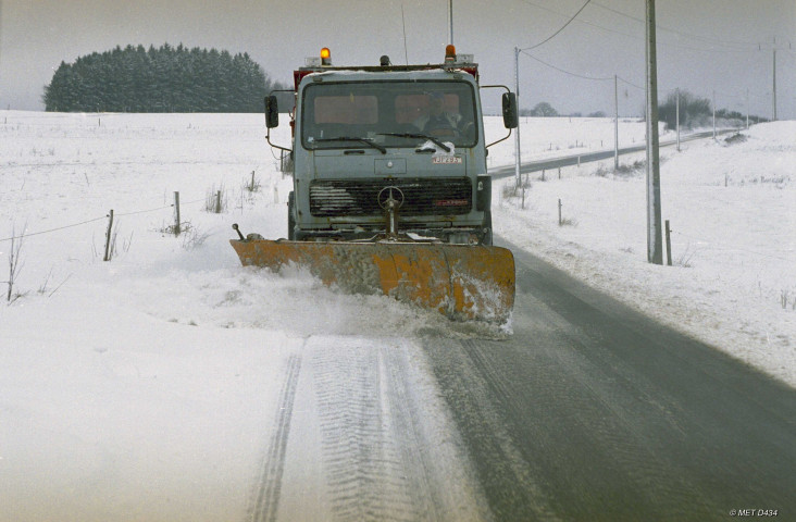 Rendeux. Service d'hiver. Chasse-neige. Epandeuse.