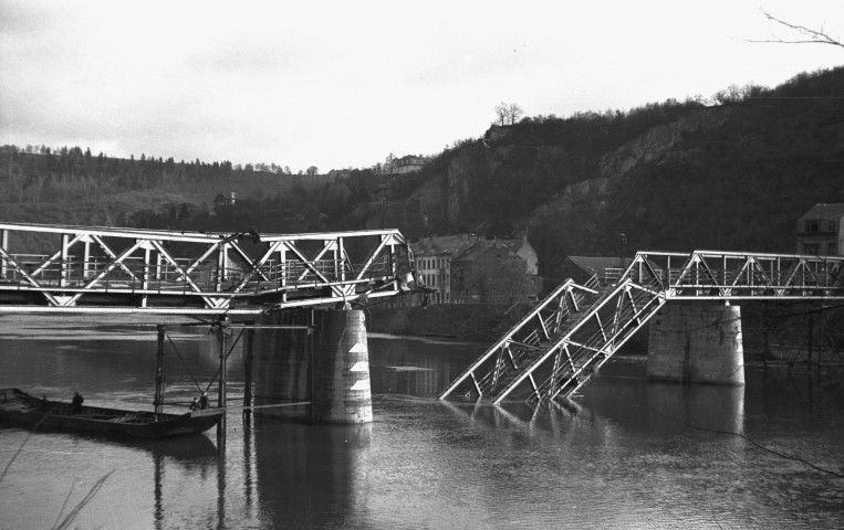 Yvoir. Pont détruit sur la Meuse.