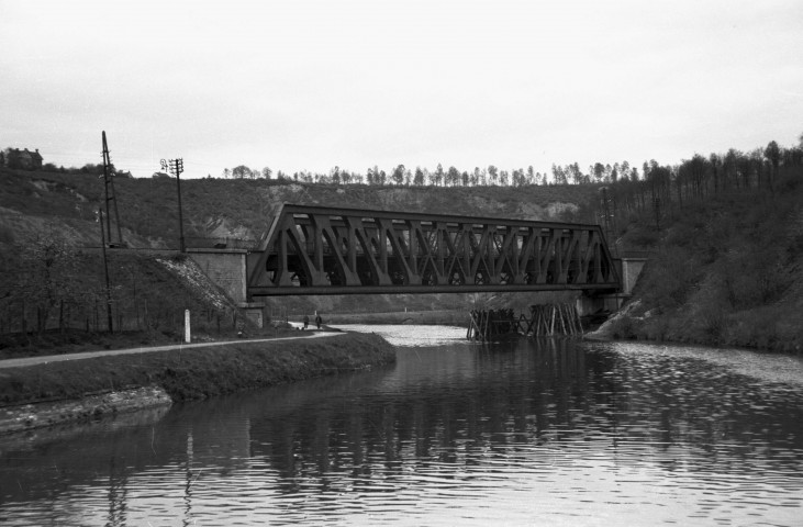 Thuin. Pont-rail sur la Sambre.