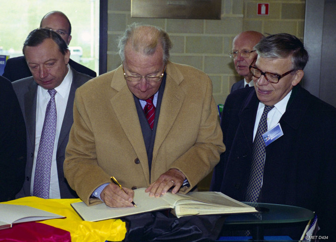 Signature du livre d'or par Sa Majesté le Roi.