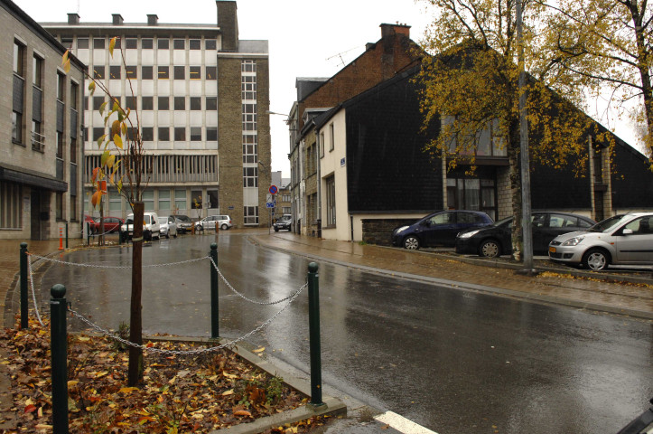 Bastogne. Stationnement de véhicules.