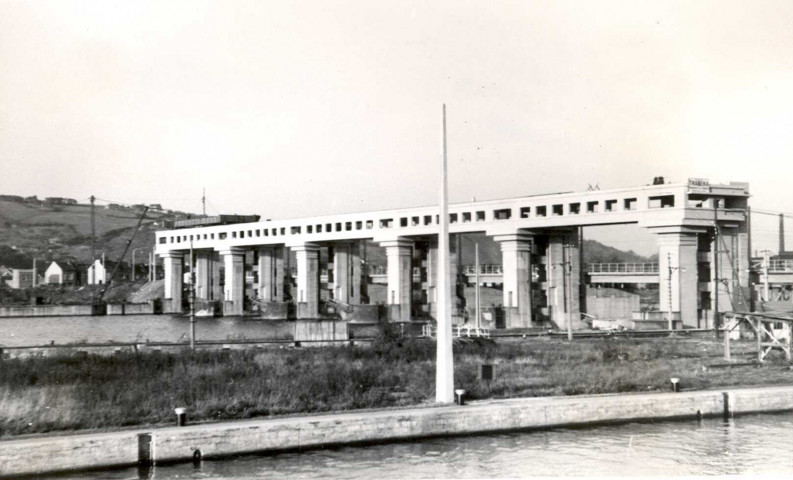 Reconstruction du pont-barrage et de l'écluse