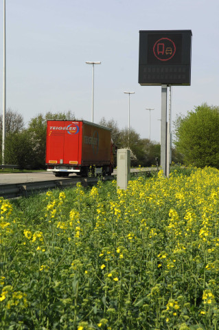 Andenne. Landenne. Panneaux à messages variables sur l'autoroute E42.