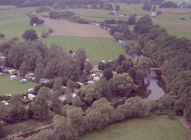 Fronville. Passerelle du camping "Les Mayettes".