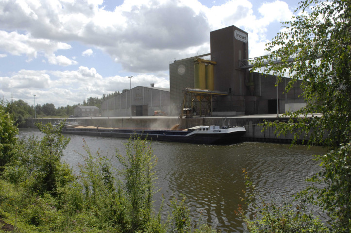 Jemeppe-sur-Sambre. Entreprises et activités sur la Sambre. Port multimodal.